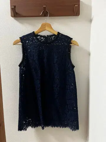 네이비 레이스 슬리브리스 상의