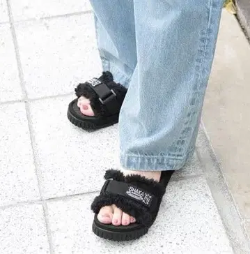 SHAKA/블랙 퍼 샌들