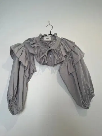 papier 프릴 달린 그레이 탈부착 카라