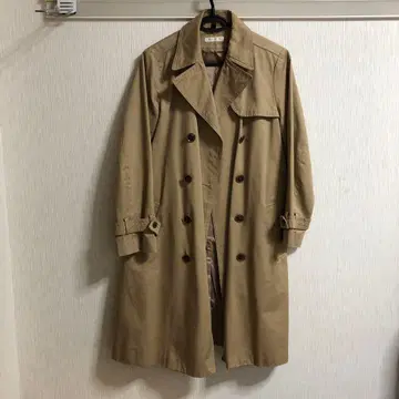 38. 베이지 더블 브레스트 트렌치코트