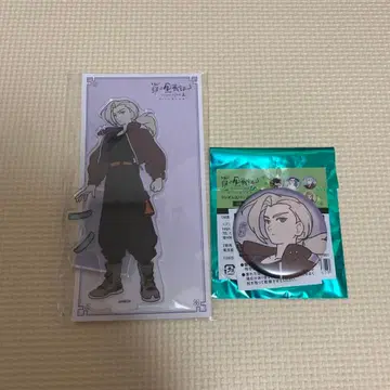 아크릴 스탠드 루이에 (별 의상 ver.)와 캔뱃지