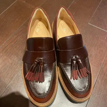 Clarks 태슬 포함 브라운 로퍼