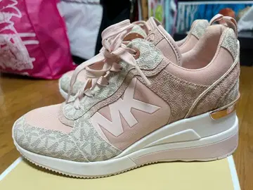 [새상품급] Michael Kors 핑크 스니커즈 23.5cm