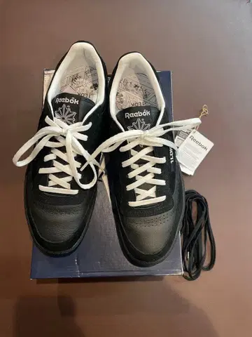 Reebok 블랙/화이트 스니커즈