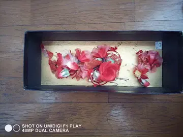 성인식용 빨간색 합성 꽃 머리 장식 박스형