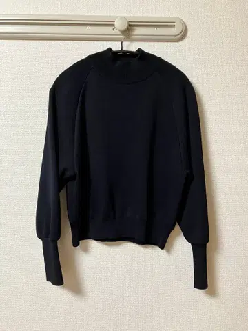 블랙 하이넥 래글런 슬리브 니트