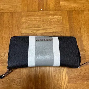 [ 재가격 인하 ] MICHAEL KORS 장지갑 블랙/그레이 스트라이프
