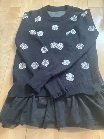 안도라부 카멜리아 무늬 니트 풀오버