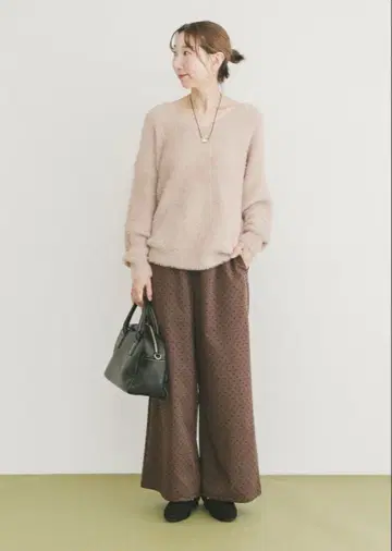 어반 리서치 아니모 샤니 V넥 니트