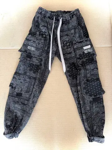 RE730 루즈 실루엣 데님 카고 조거 팬츠 페이즐리 무늬