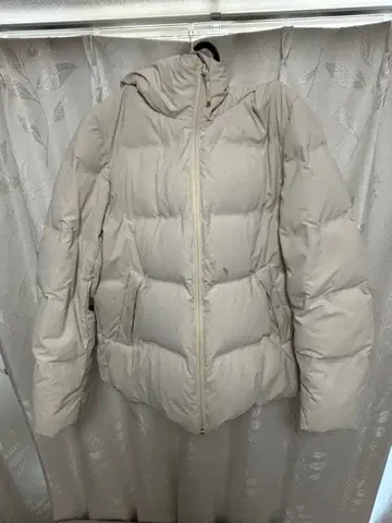 [12월까지 판매] 베이지 후드 부착 다운 자켓