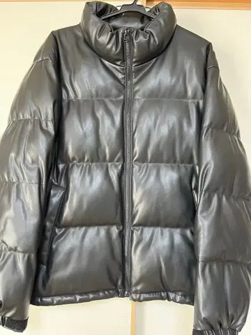 블랙 광택 다운 자켓