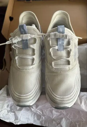 Reebok 화이트 스니커즈 하이컷