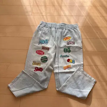 자수 들어간 라이트 그레이 캐주얼 팬츠