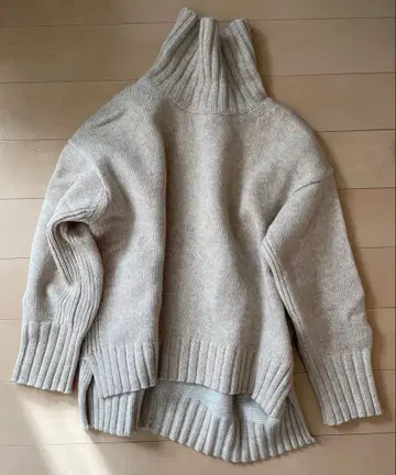 맥피 베이지 하이넥 니트 스웨터