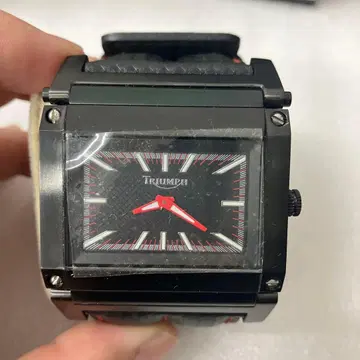 TRIUMPH 스퀘어 페이스 시계 블랙 레드