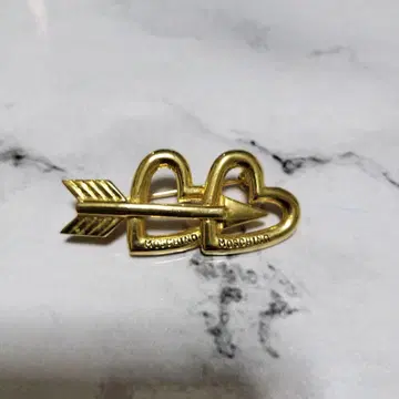 Moschino 골드 하트 화살 브로치