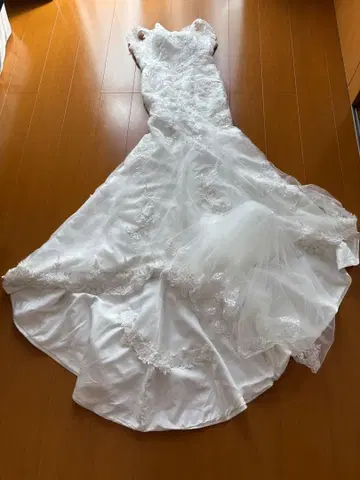 화이트 웨딩 드레스와 베일 세트