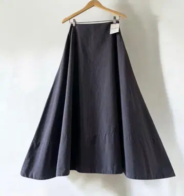 [ 새상품 ] MADISONBLUE 백 새틴 맥시 플레어 스커트