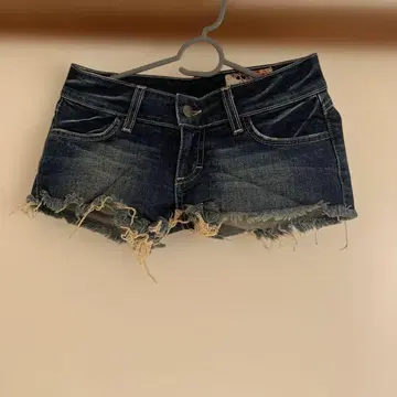 진한 데님 숏팬츠