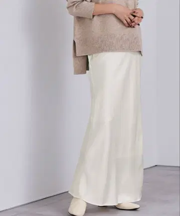 화이트 새틴 롱 스커트