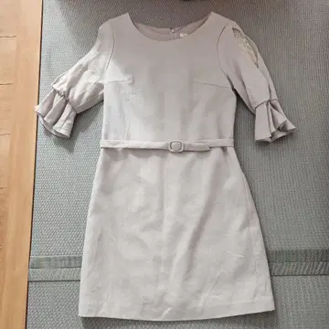 레이스 슬리브가 달린 라이트 그레이 미니 원피스