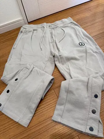 EXAMPLE 라이트 그레이 조거 팬츠 버튼 포함