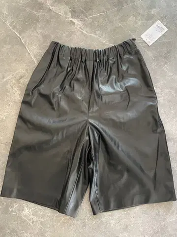 유나이티드 애로우즈 인조 가죽 하프 팬츠