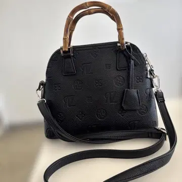 아즐 블랙 가죽 숄더백 대나무 핸들 포함