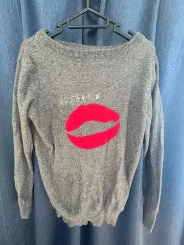 그레이 니트 스웨터 빨간 입술 프린트
