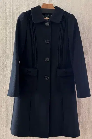 신시아 애로우 리본 포켓 부착 블랙 롱 코트