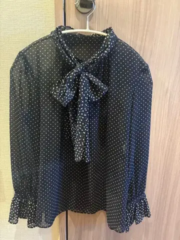 ANAYI 네이비 도트 무늬 쉬폰 블라우스