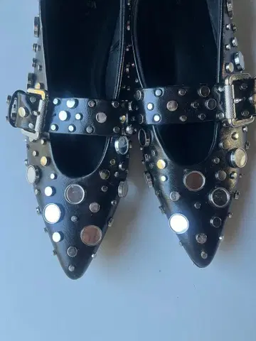 스터드 장식 블랙 플랫슈즈