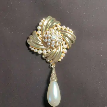 펄 장식 골드 컬러 소용돌이 브로치