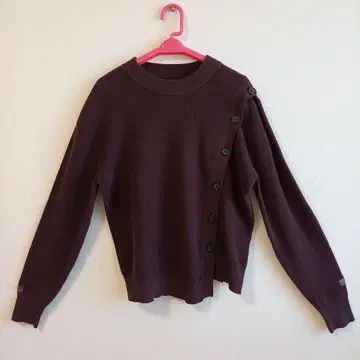 다크 브라운 버튼 니트 스웨터