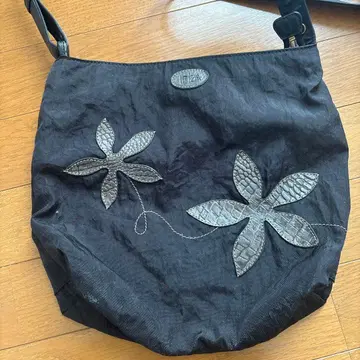 꽃 자수 블랙 숄더백