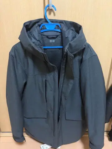 UNIQLO 다크 그레이 후드 부착 마운틴 후드티