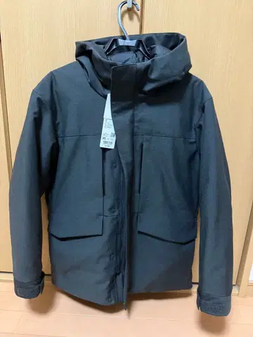 UNIQLO 다크 그레이 후드 부착 마운틴 후드티