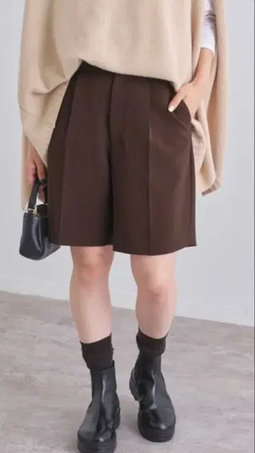 브라운 숏팬츠
