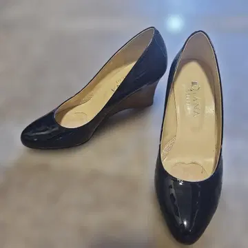 DIANA 다크 네이비 에나멜 웨지 힐 펌프스 24EE