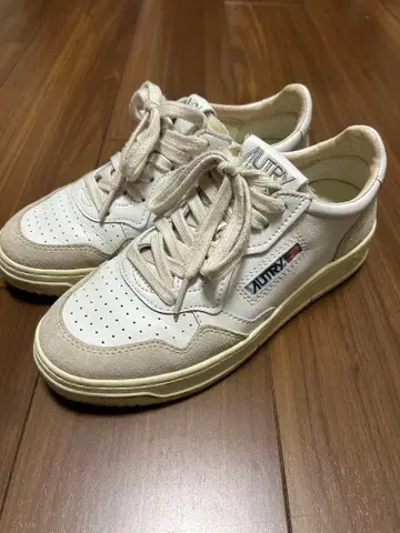 AUTRY 스니커즈 화이트/베이지