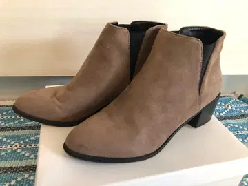 베이지 스웨이드 사이드 고어 부츠