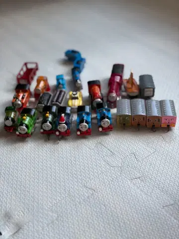 캡슐 토이 토마스 프라레일 차량 세트와 레일 부품