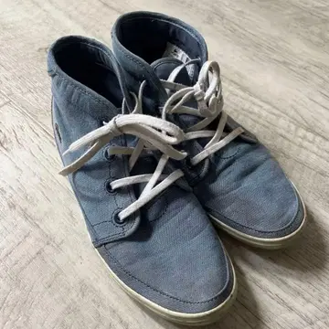 LACOSTE의 데님 원단 스니커즈