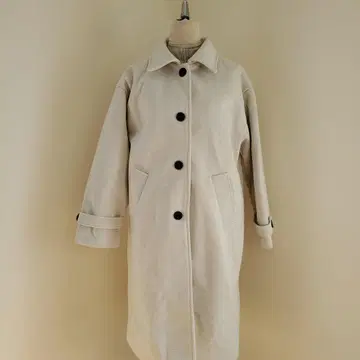 크림색 버튼 달린 롱 코트