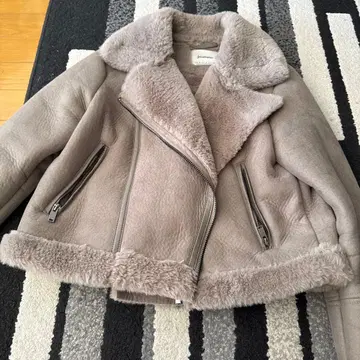 Stradivarius 그레이 무스탕 코트 EUR M