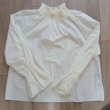 UNTITLED 긴팔 블라우스 시착만 한 상품