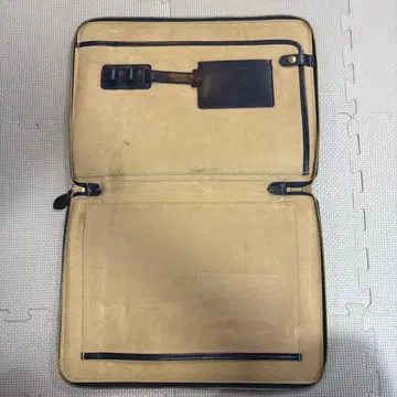 GANZO 네이비 가죽 클러치백