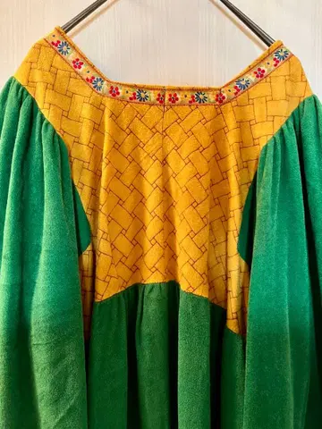 빈티지 그린과 옐로우 컬러 자수 장식 긴팔 원피스