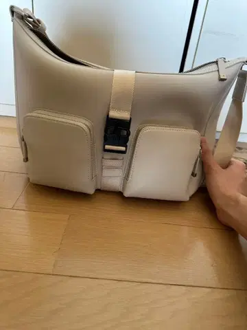 PEDRO 숄더백 프론트 포켓 부착 화이트